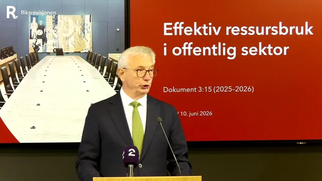 Riksrevisor Karl Eirik Schjøtt-Pedersen la 10. juni frem rapporten om effektiv ressursbruk. Foto: Skjermdump fra fremleggelsen.