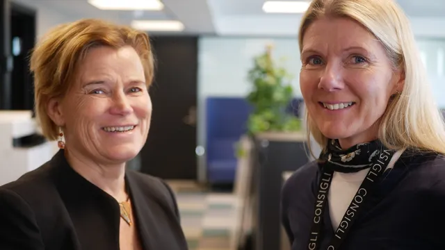 Administrerende direktør i Norsk Kommunalteknisk Forening, Kirsti Kierulf (t.v.) og Consigli-gründer Janne Aas-Jakobsen. Foto: Sindre Haarr