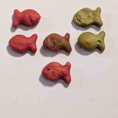 Six goldfish positioned with red ones on the left and green ones on the right. In the middle there's uhh... I don't know what to tell you, it's kind of both green and red.