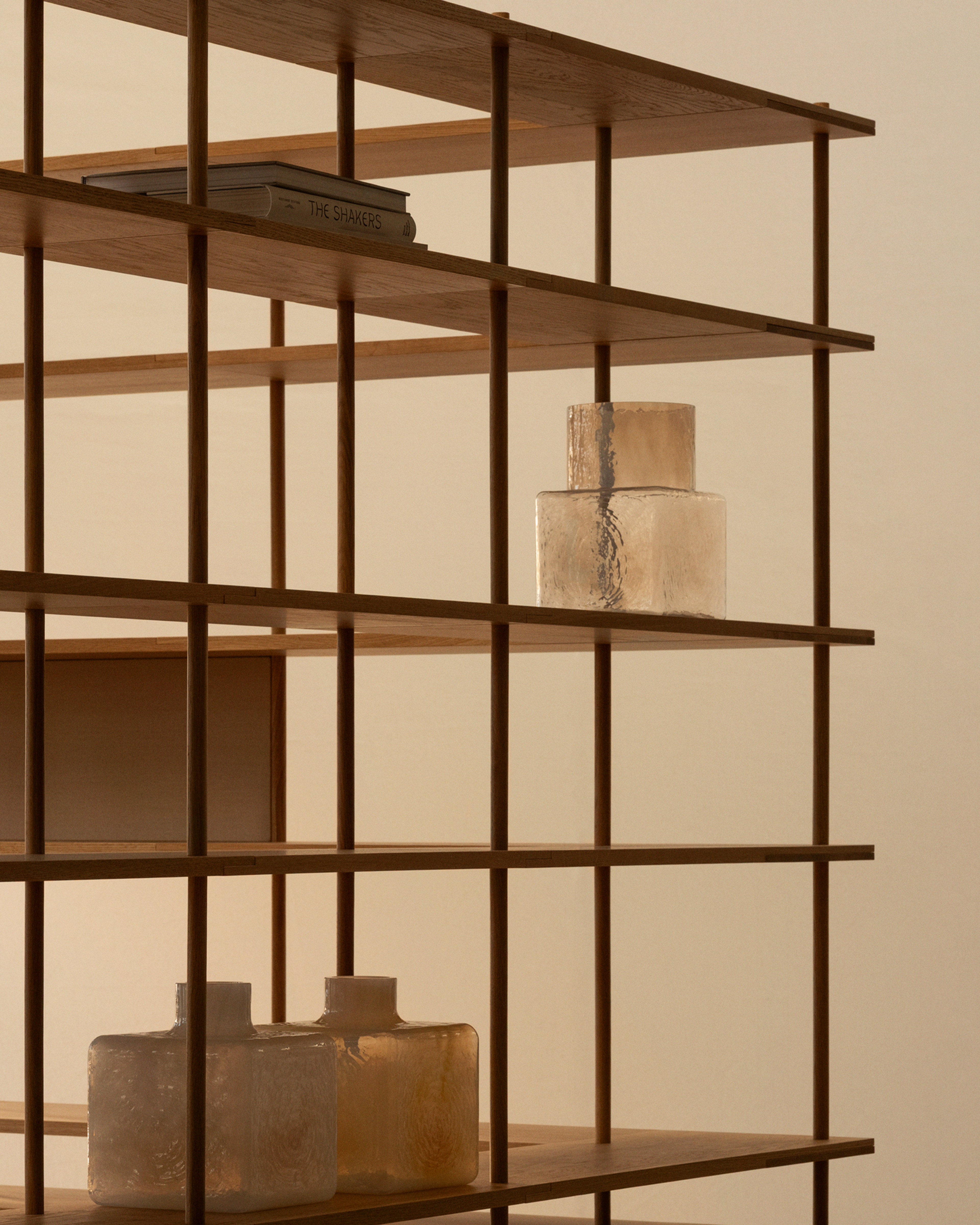 Bond Shelf in lacquered oak with a corner module.