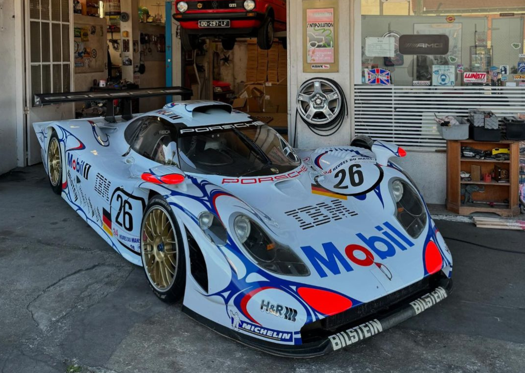 The KAR L'Art De L'Automobile x Salomon Porsche 911 GT1-98