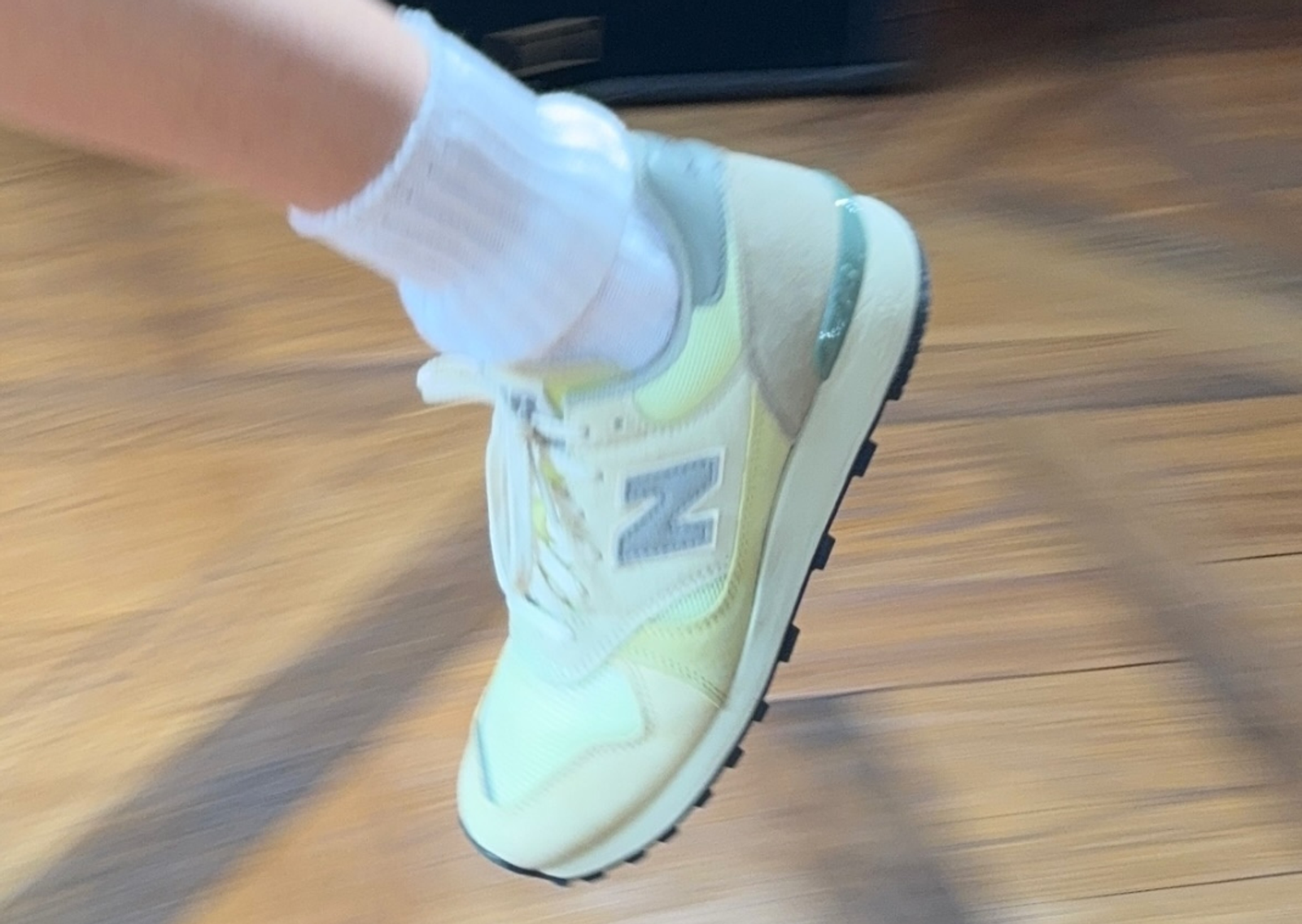 AURALEE x New Balance 475 Light Volt Lateral