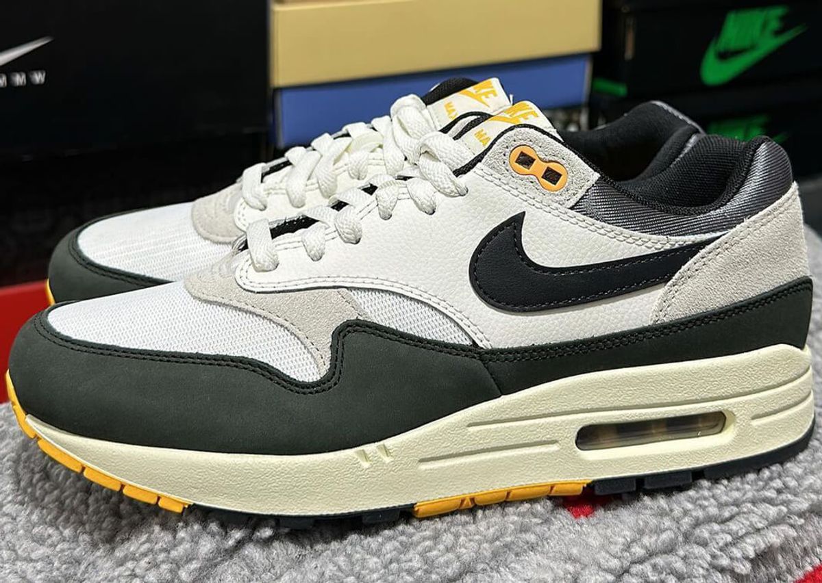 Nike air max athletics sneakers Clearance