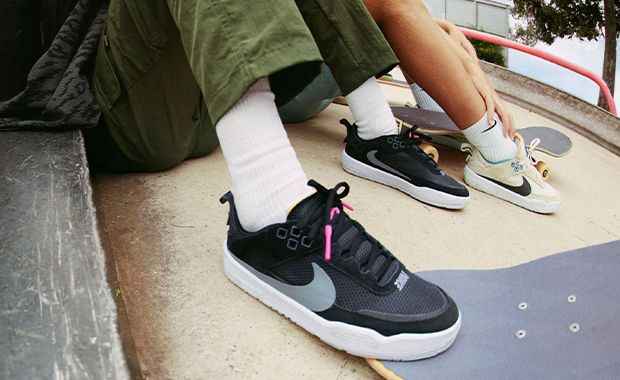nike black and white skate shoes