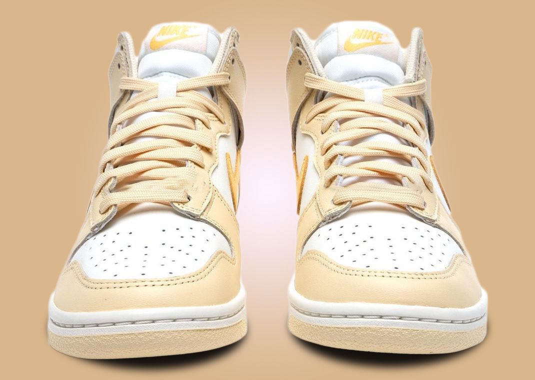スニーカー Nike Dunk High cut Pale Vanilla Topaz Gold This Women's Exclusive Nike Dunk High Comes In Pale Vanilla