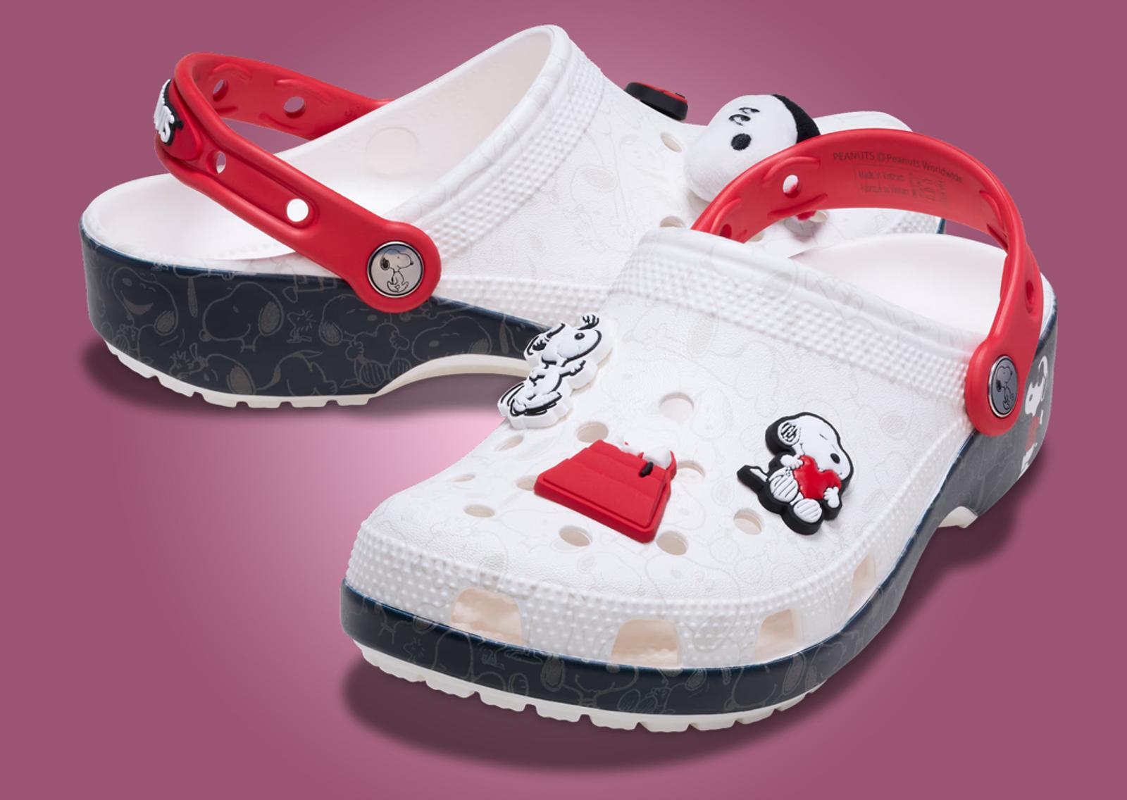 Peanuts x Crocs Classic Clog Snoopy Angle