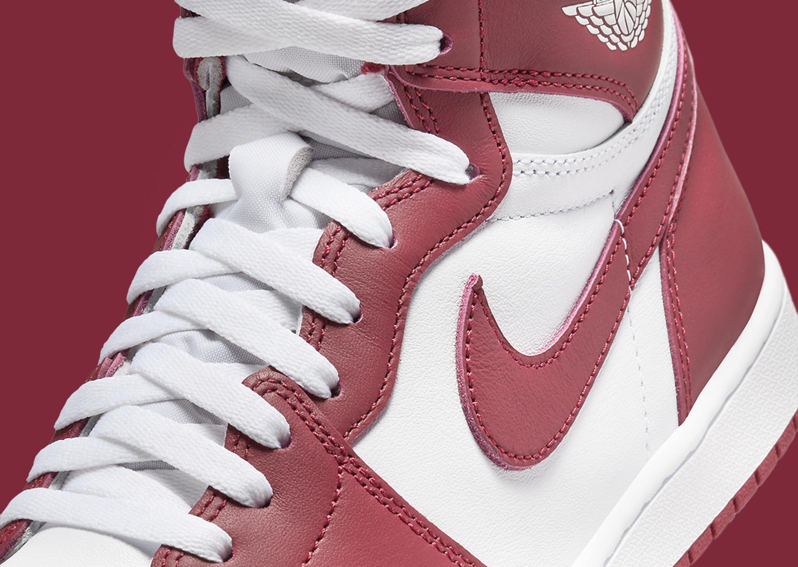 Air Jordan 1 Retro High OG White Team Red Midfoot Detail