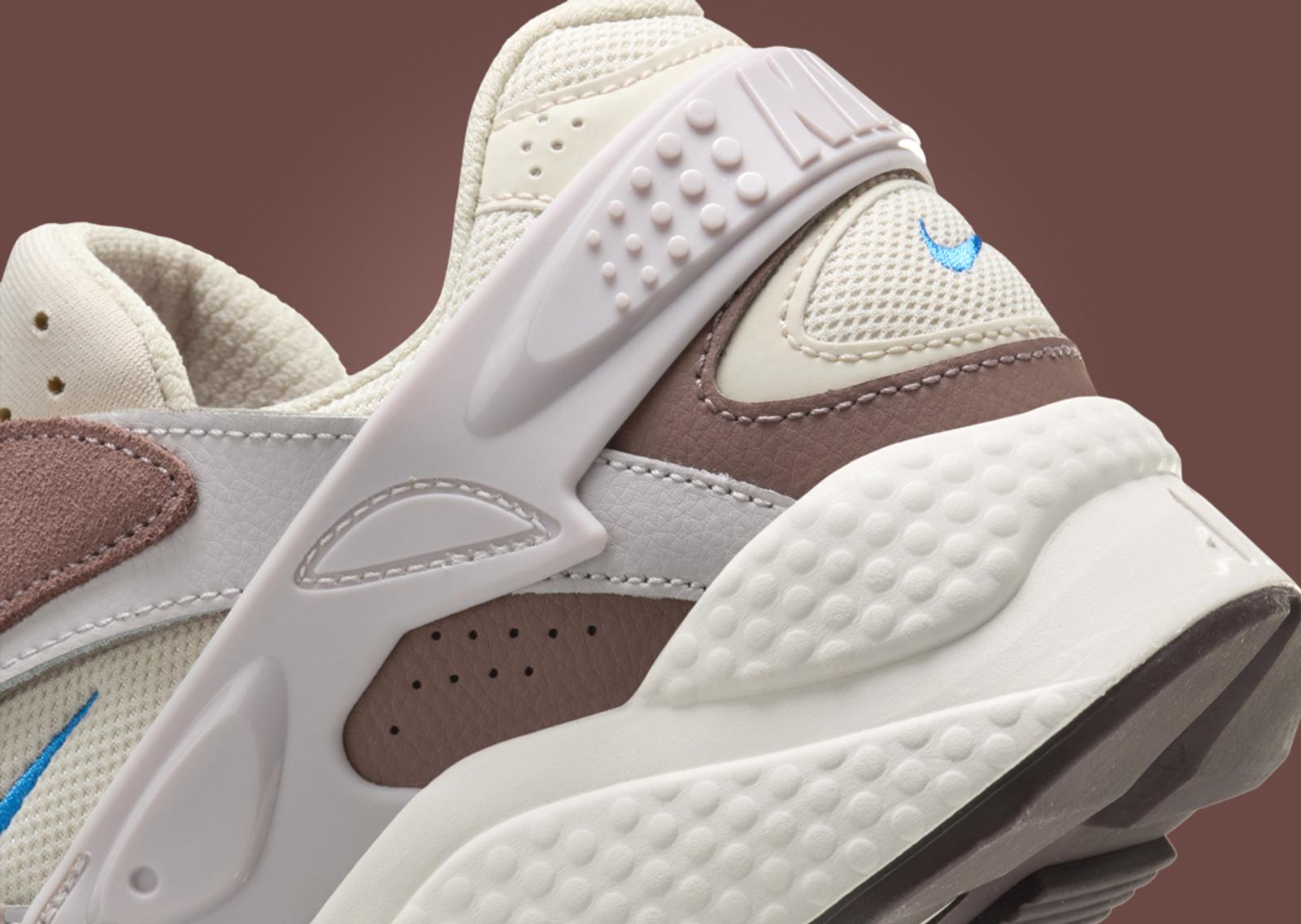 Nike Air Huarache Runner Light Orewood Brown Earth Heel Detail