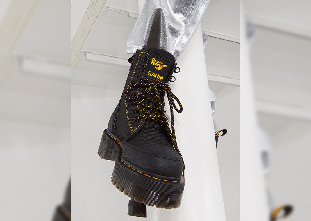 最旬コラボ*Dr. Martens × GANNI Jadon プラットフォームブーツ Jadon Boot Ganni Extra Tough Platforms in Black | Dr. Martens