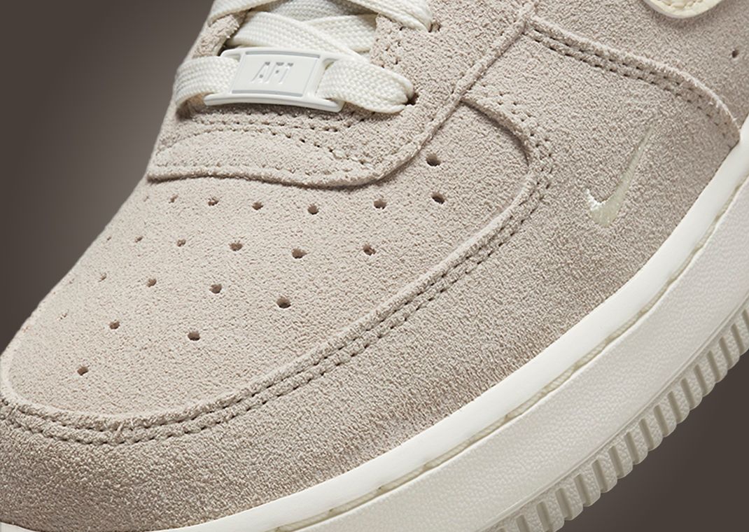 【NIKE】AIR FORCE 1 LIGHT BONE AND COCONUT MILK Neutral Shades Take Over The Nike Air Force 1 Low LX Sail