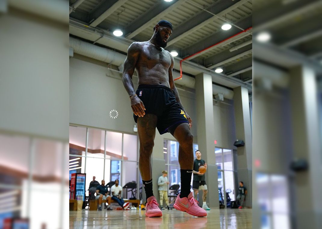 Lebron james outlet pink sneakers