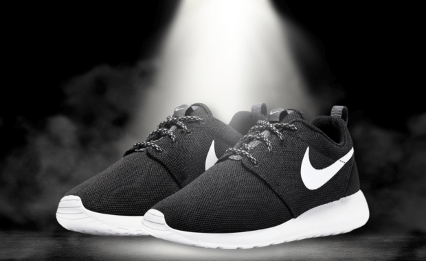 All black top roshe run womens