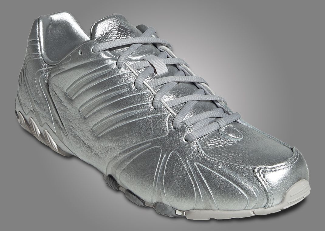 ゼンスピリット Metallic Silver Shades Grace the adidas Ghost Sprint