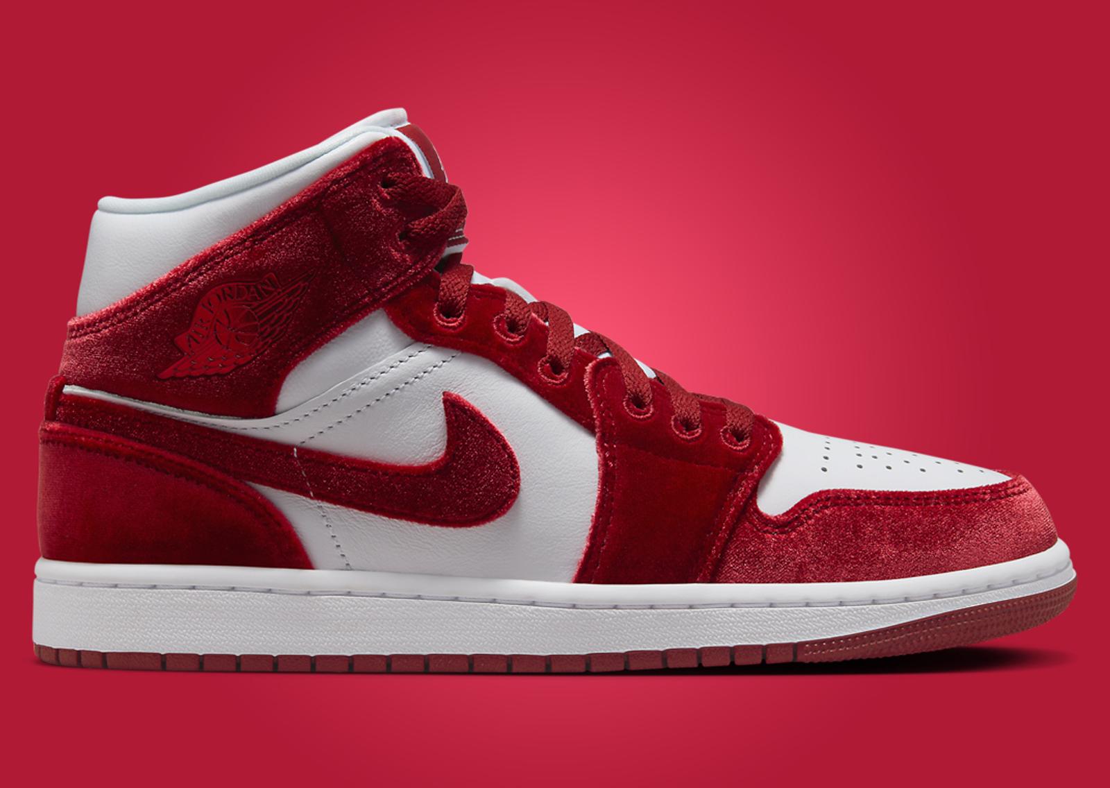 Air Jordan 1 Mid Red Velvet (W) Lateral Right