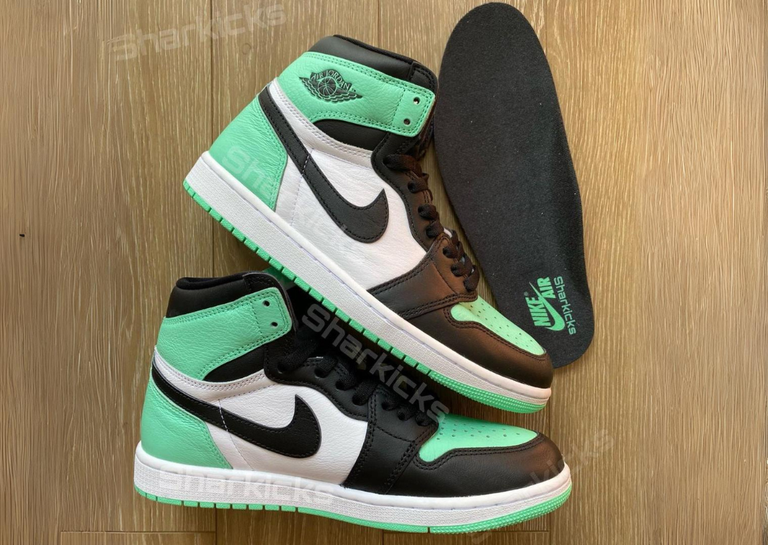 Air Jordan 1 Retro High OG Green Glow In-Hand Lateral, Medial, and Insole