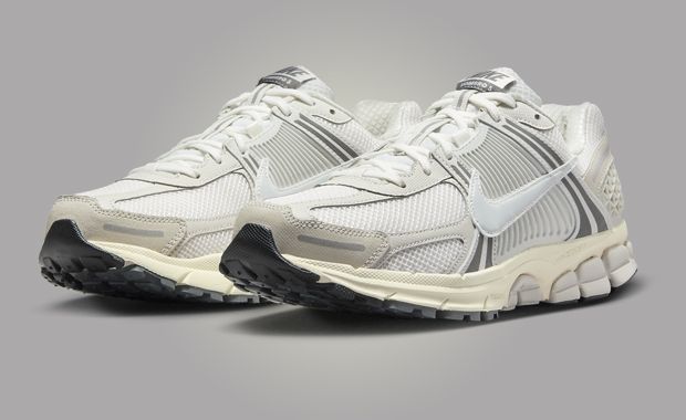 ★関税込★NIKE★NIKE ZOOM VOMERO 5  TINT(W)★22-30cm★ Level SS/New - Nike Zoom Vomero 5 Platinum Tint HF0731-007