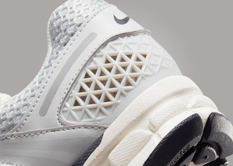 Nike Zoom Vomero 5 Photon Dust Chrome (W) Heel