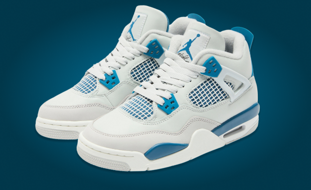 Jordan retro 4 blue hotsell and white