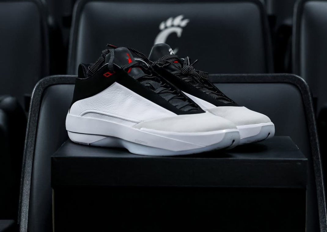 Air Jordan 40 バスケットボールシューズ University of Cincinnati Basketball Shows Off Jordan 40, Tatum 4