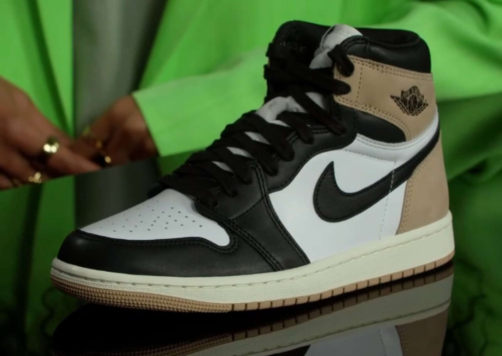 Air Jordan 1 Retro High OG Latte (W) Lateral