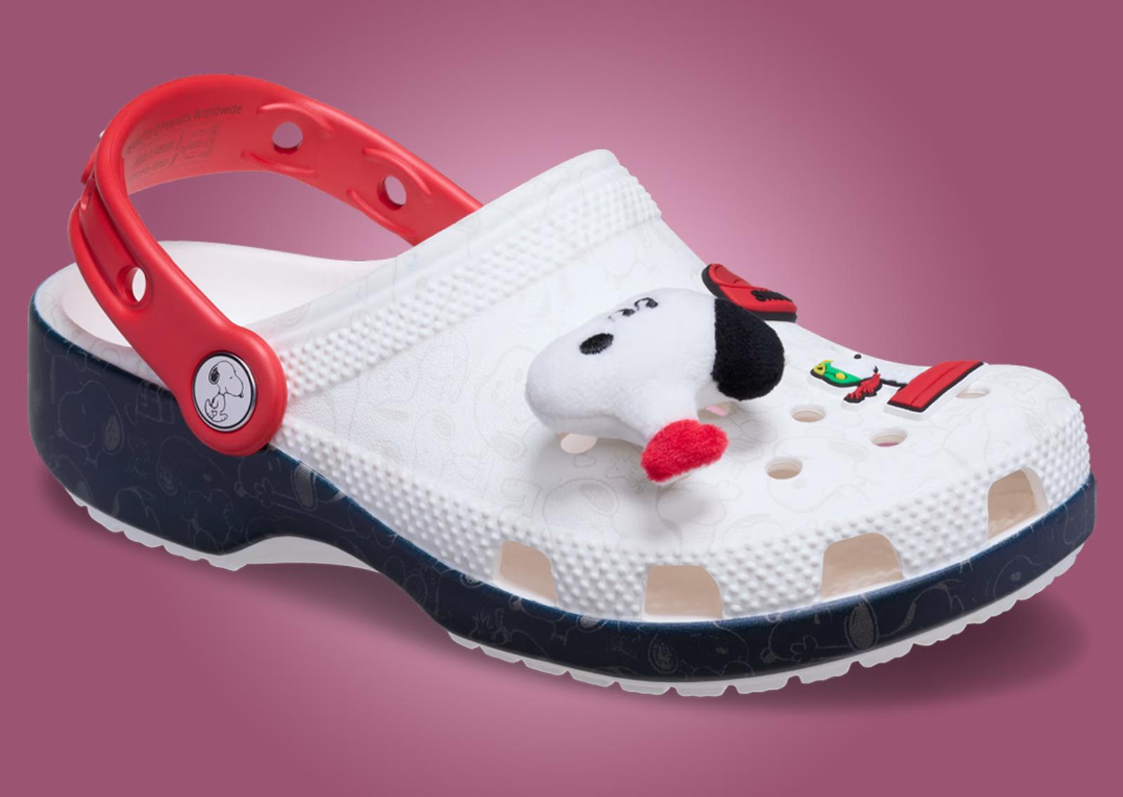 Peanuts x Crocs Classic Clog Snoopy Angle