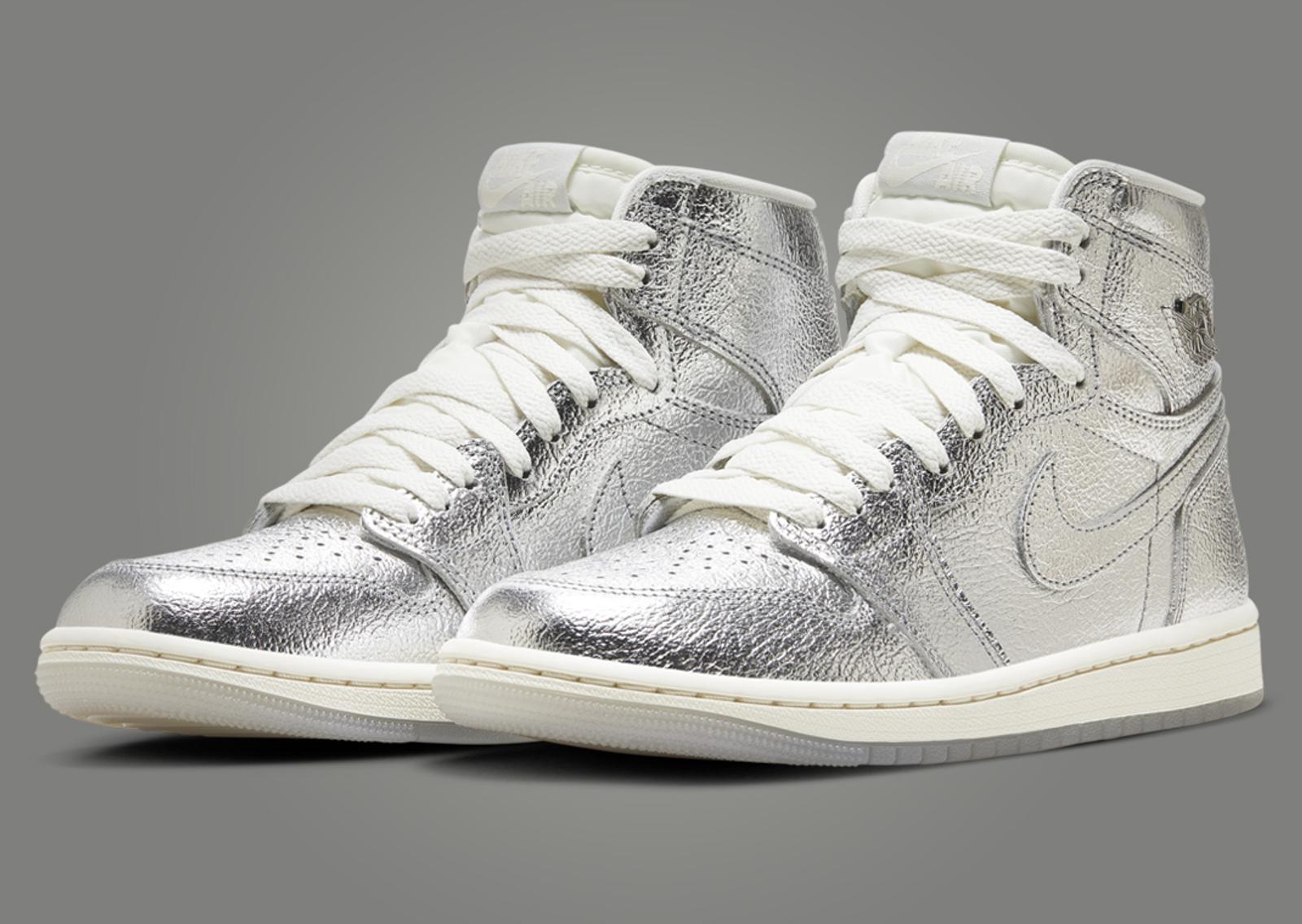 Air Jordan 1 Retro High OG Chrome (W) Angle