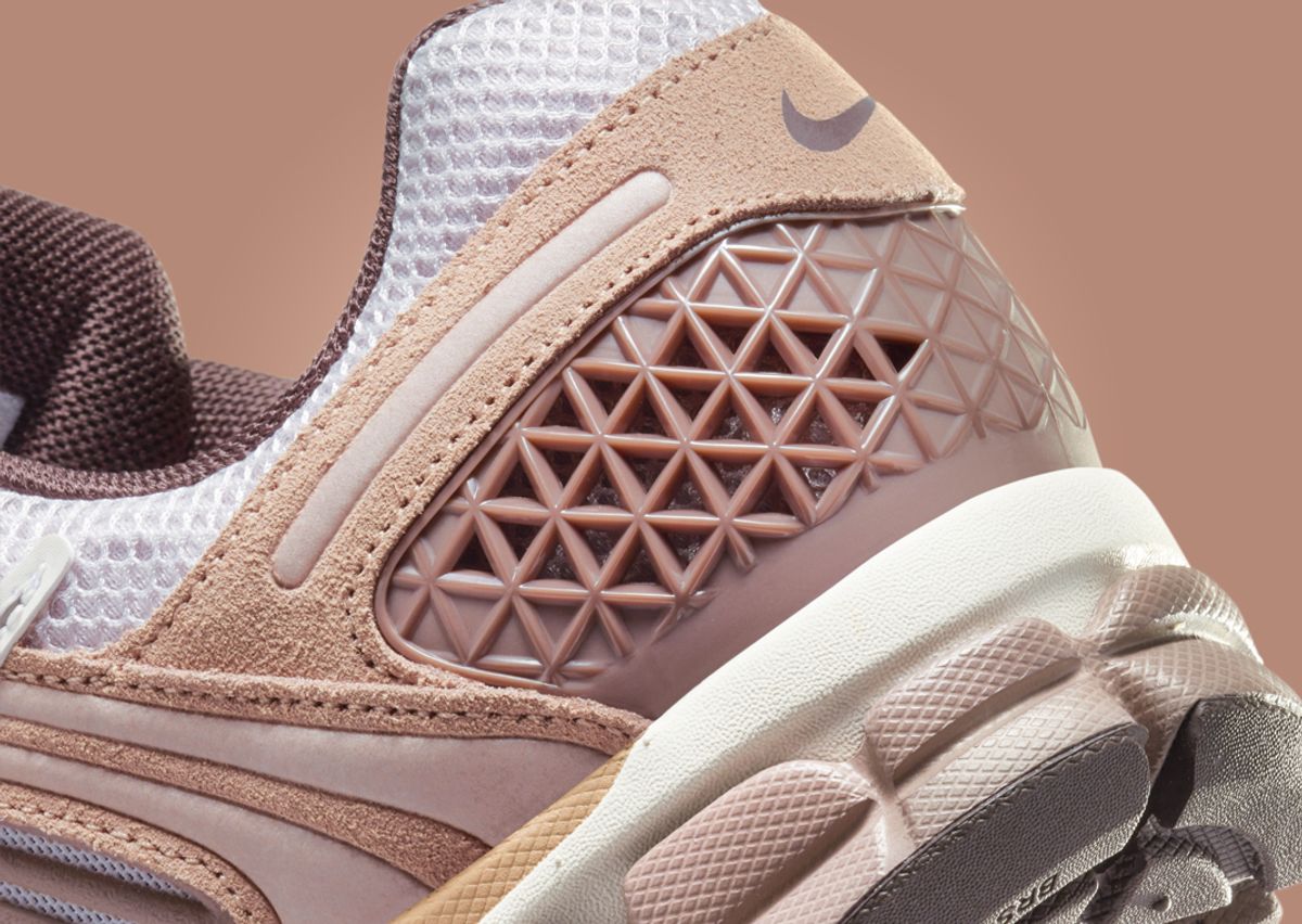 Nike Zoom Vomero 5 Terra Blush Sanddrift Heel Detail
