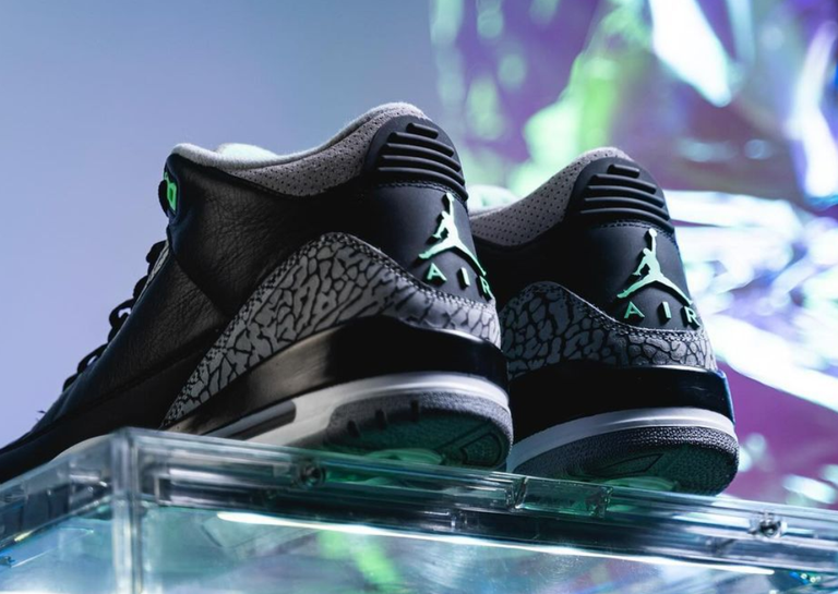 Air Jordan 3 Retro Green Glow Heel