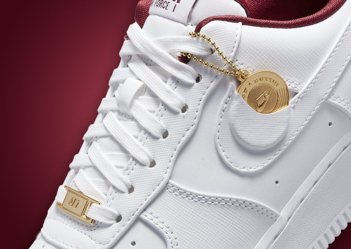 Nike trainers with red tag Clearance