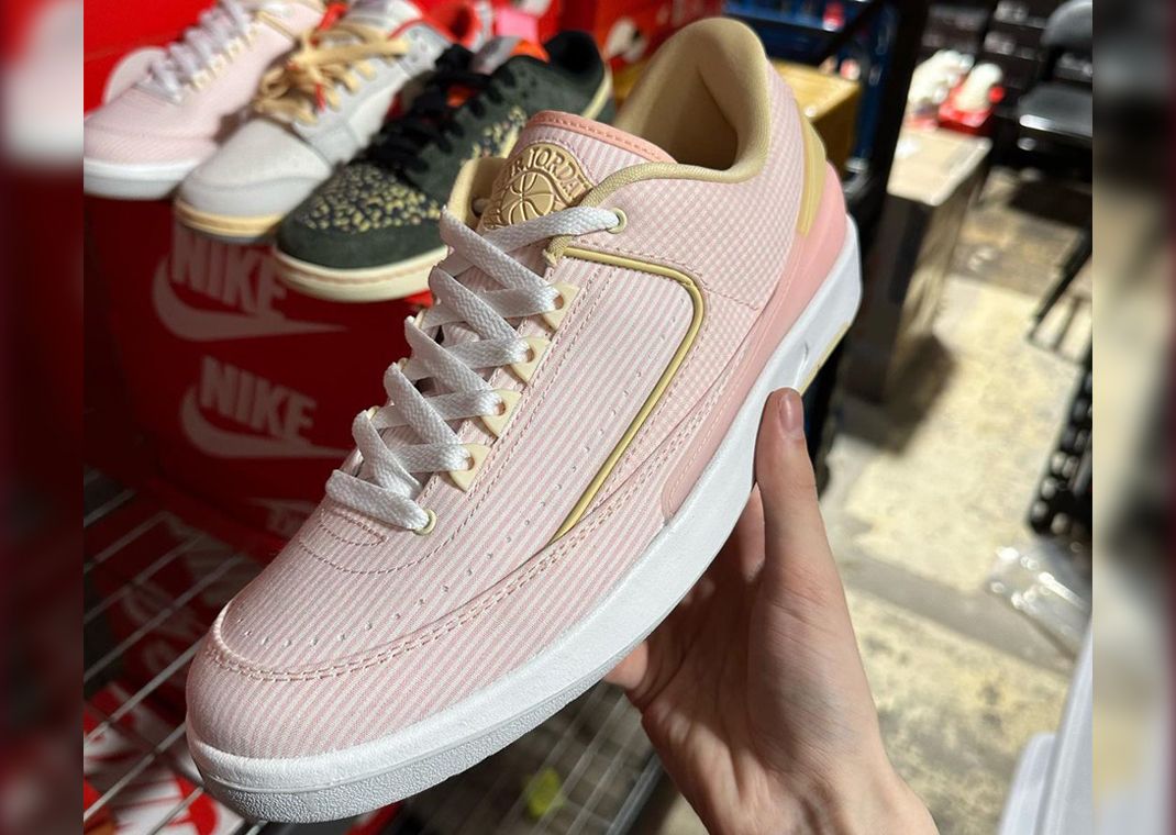 Pink low hotsell top jordans