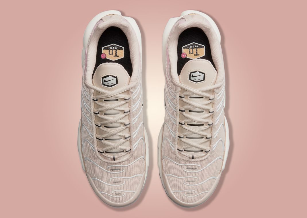 Air max clearance plus pink heart