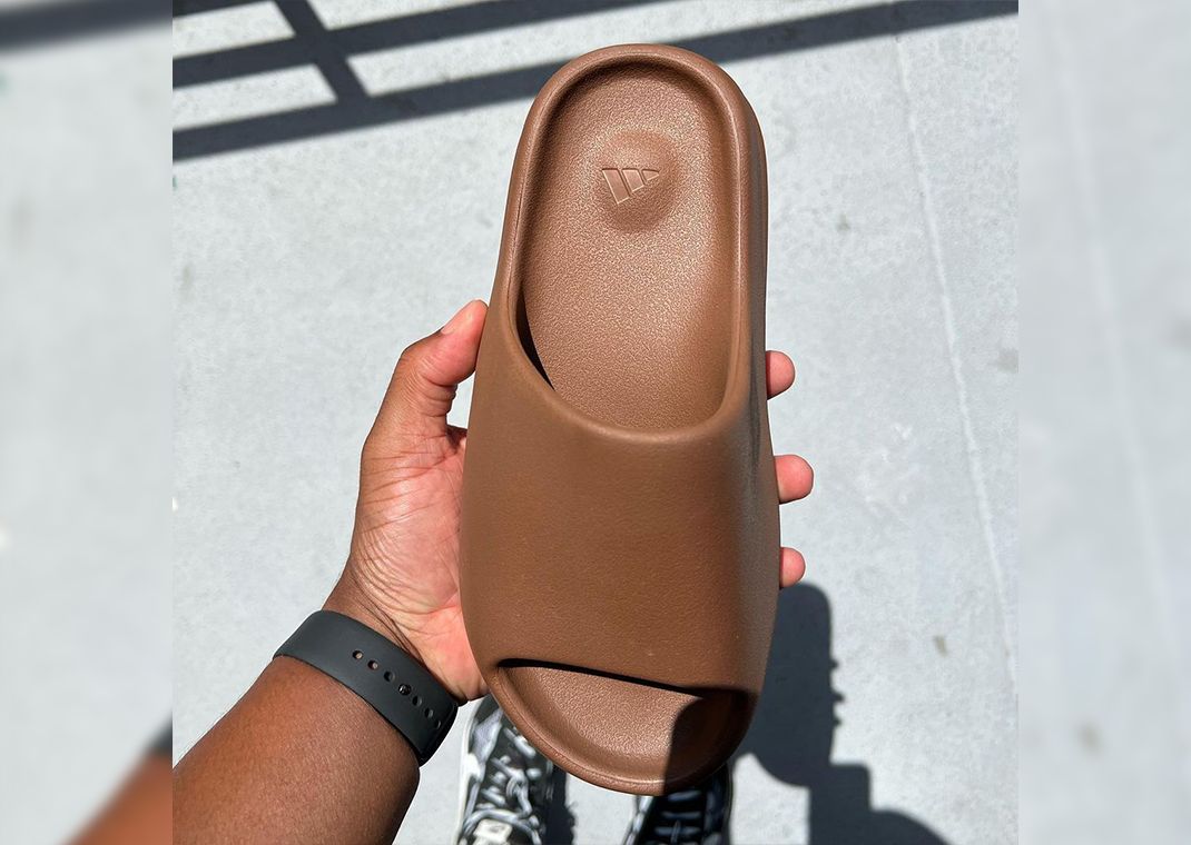 This adidas Yeezy Slide Gets Covered In Flax display picture 1