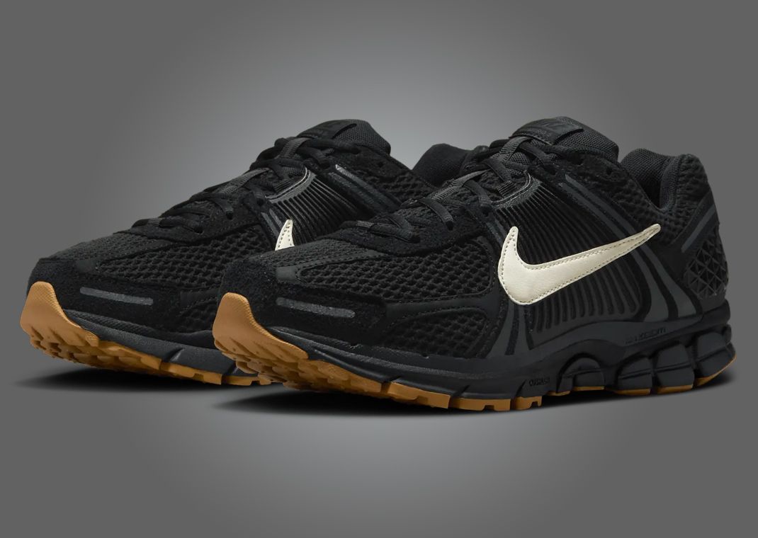 お買い得 1.6万購入2025年最新 NIKE Vomero ボメロ BLACK 2025年 8/7 発売予定】NIKE VOMERO PLUS “Black/Metallic Dark