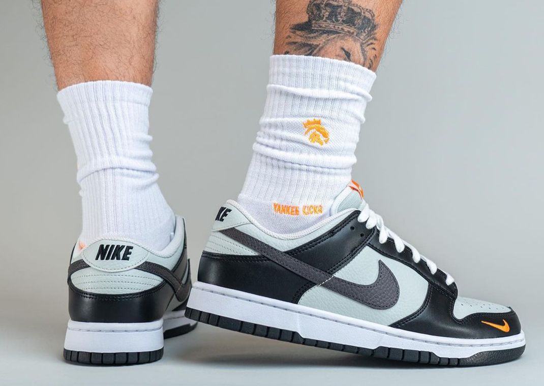 Black grey nike 2024 dunks on feet