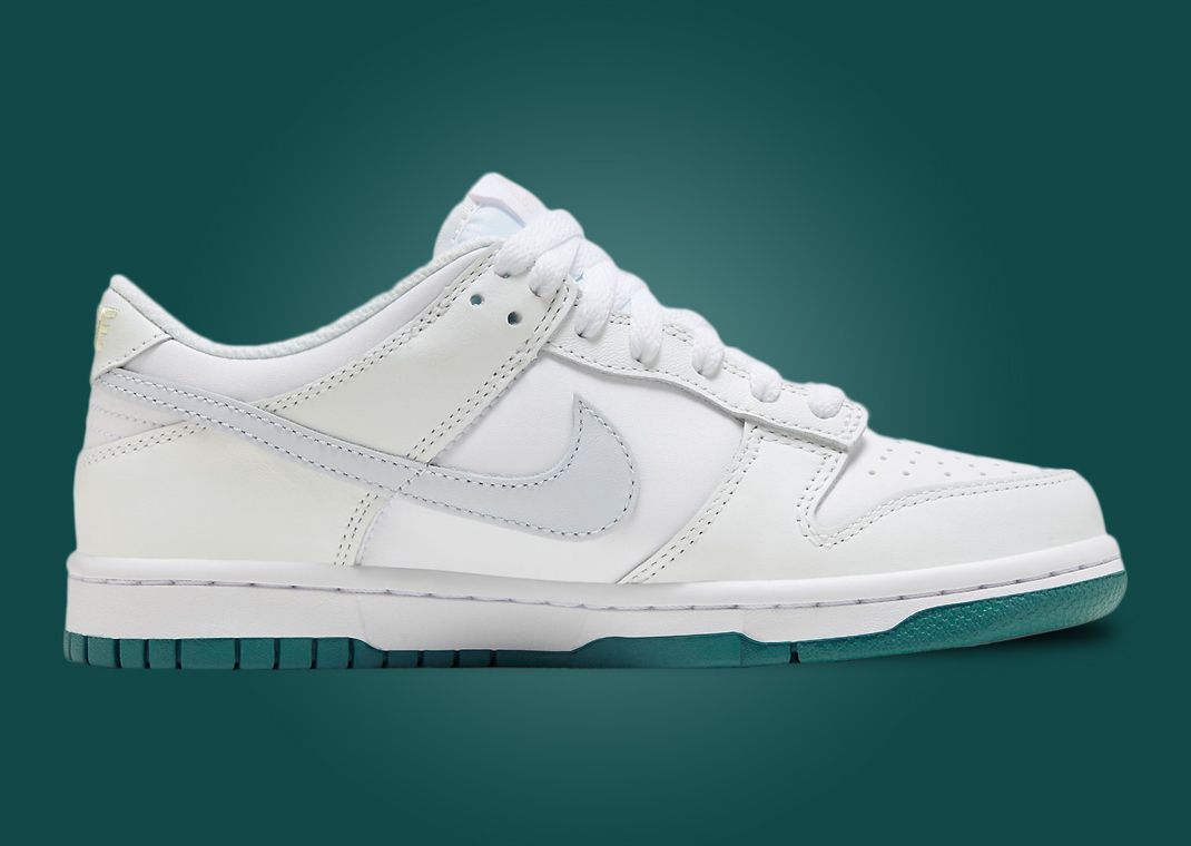 Nike SB Dunk Low ホワイト/グレー/グリーン White Silver And Green Take Over This Kids Exclusive Nike