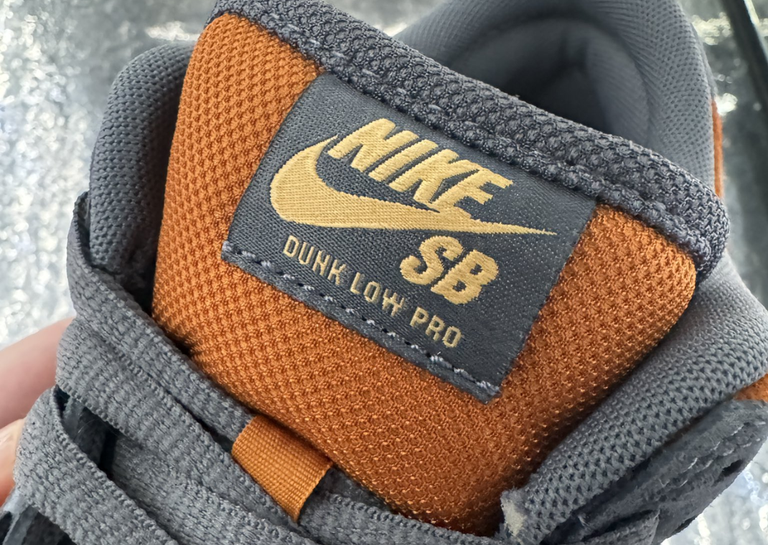 Nike SB Dunk Low Light Carbon Sesame Detail