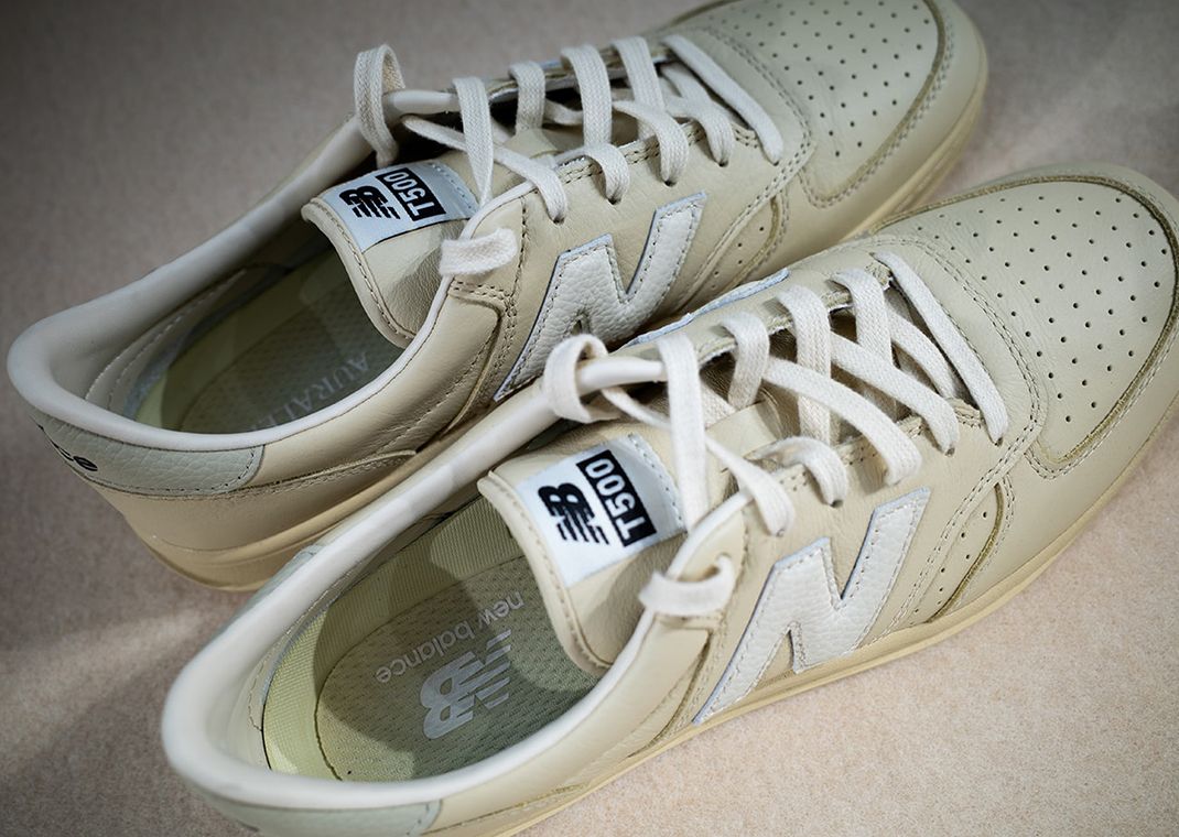 Auralee x New Balance T500 クリーム The AURALEE x New Balance T500 Pack Releases Fall 2025