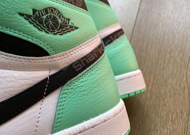 Air Jordan 1 Retro High OG Green Glow Heel Detail