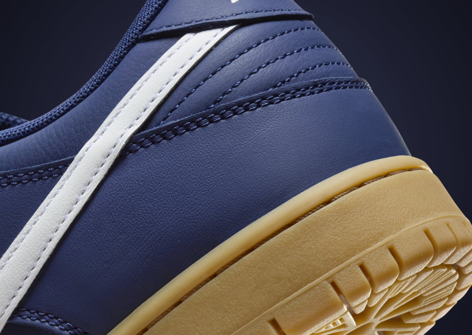 Nike SB Dunk Low Navy Gum Heel Detail