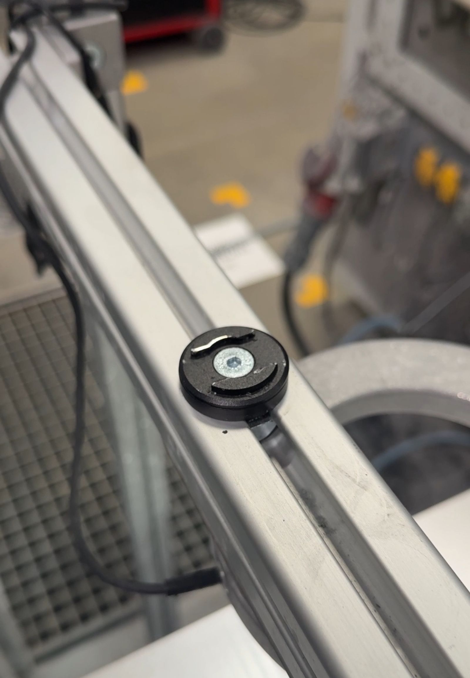 Montage SP Connect pour iPhone sur une ligne de production.