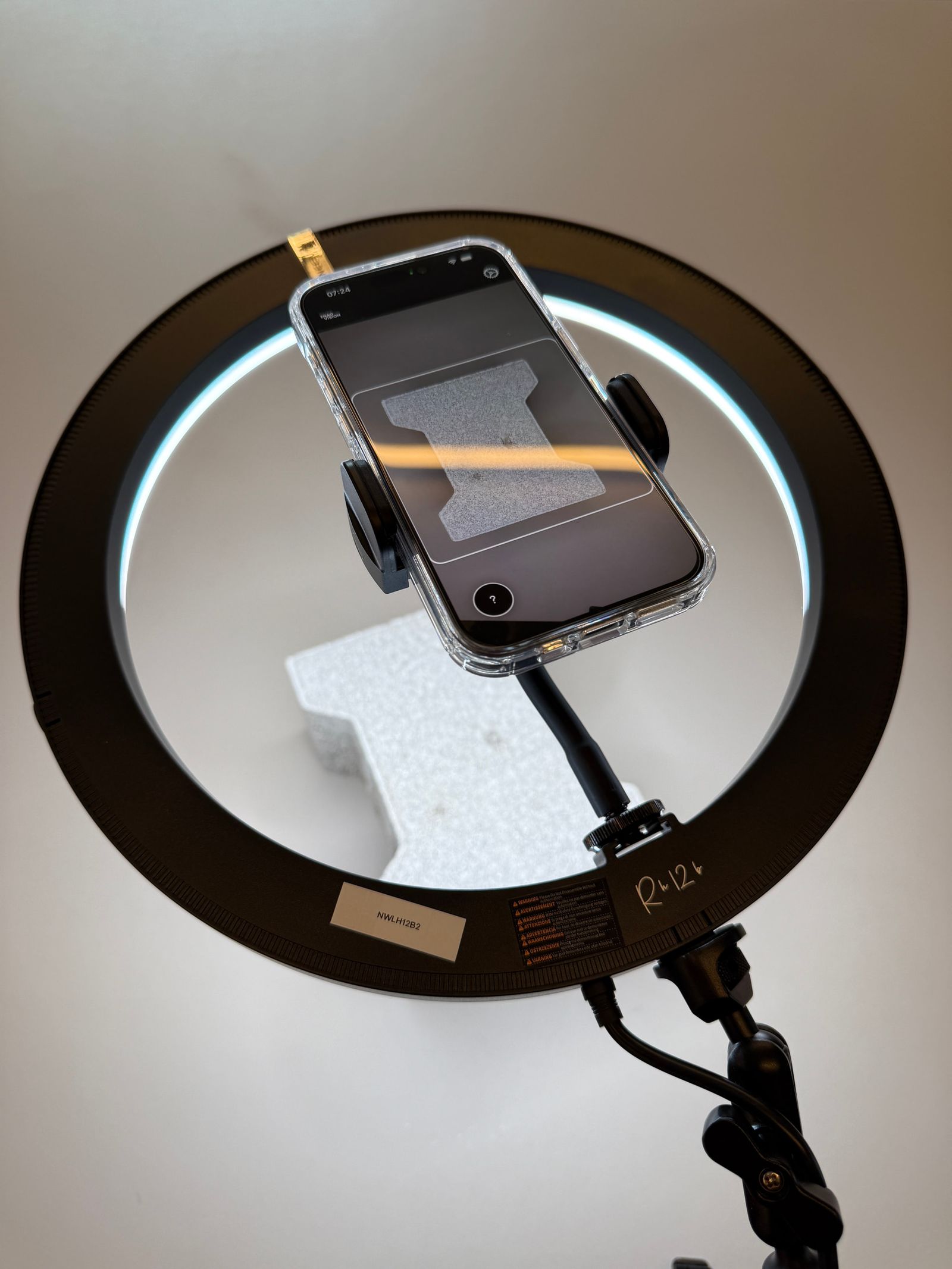 L'industrie de la vision industrielle vend des éclairages à plus de 500 €. La plupart des lignes de production ont besoin d'une couronne LED à 80 € ou d'un spot latéral. Voici ce qui marche vraiment sur un vrai atelier.