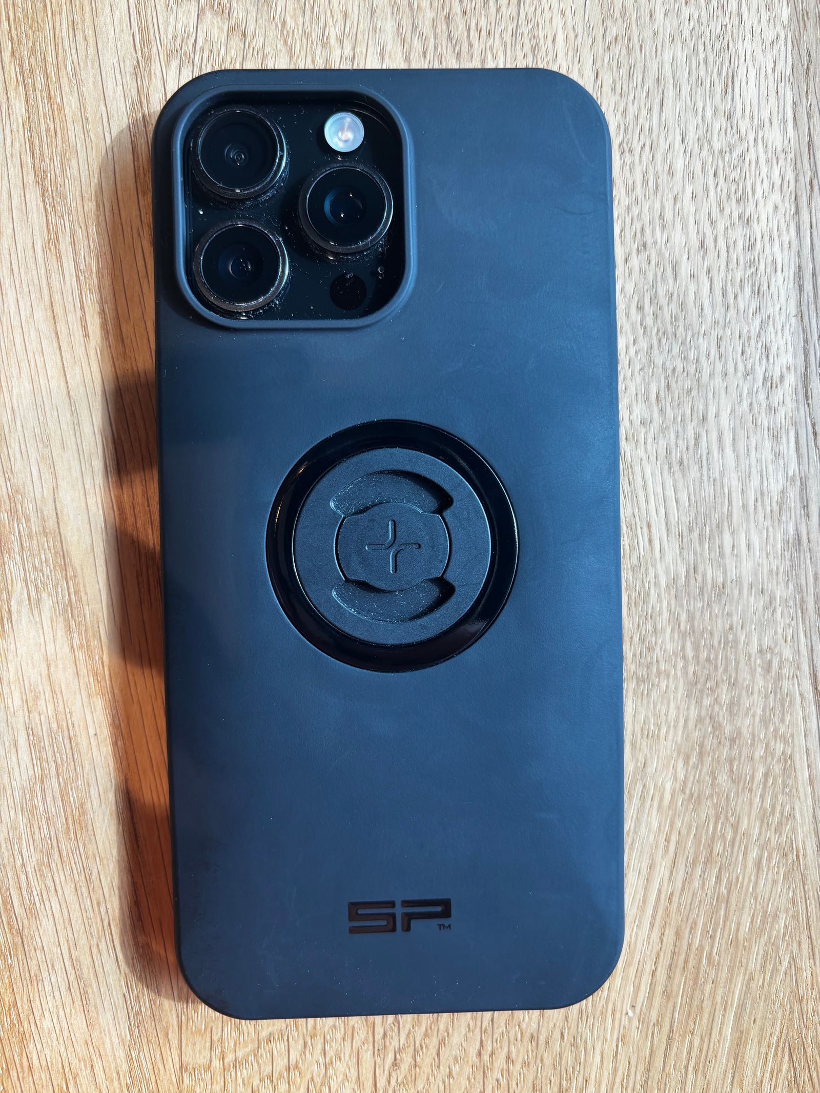 Détail rapproché du montage SP Connect pour iPhone.