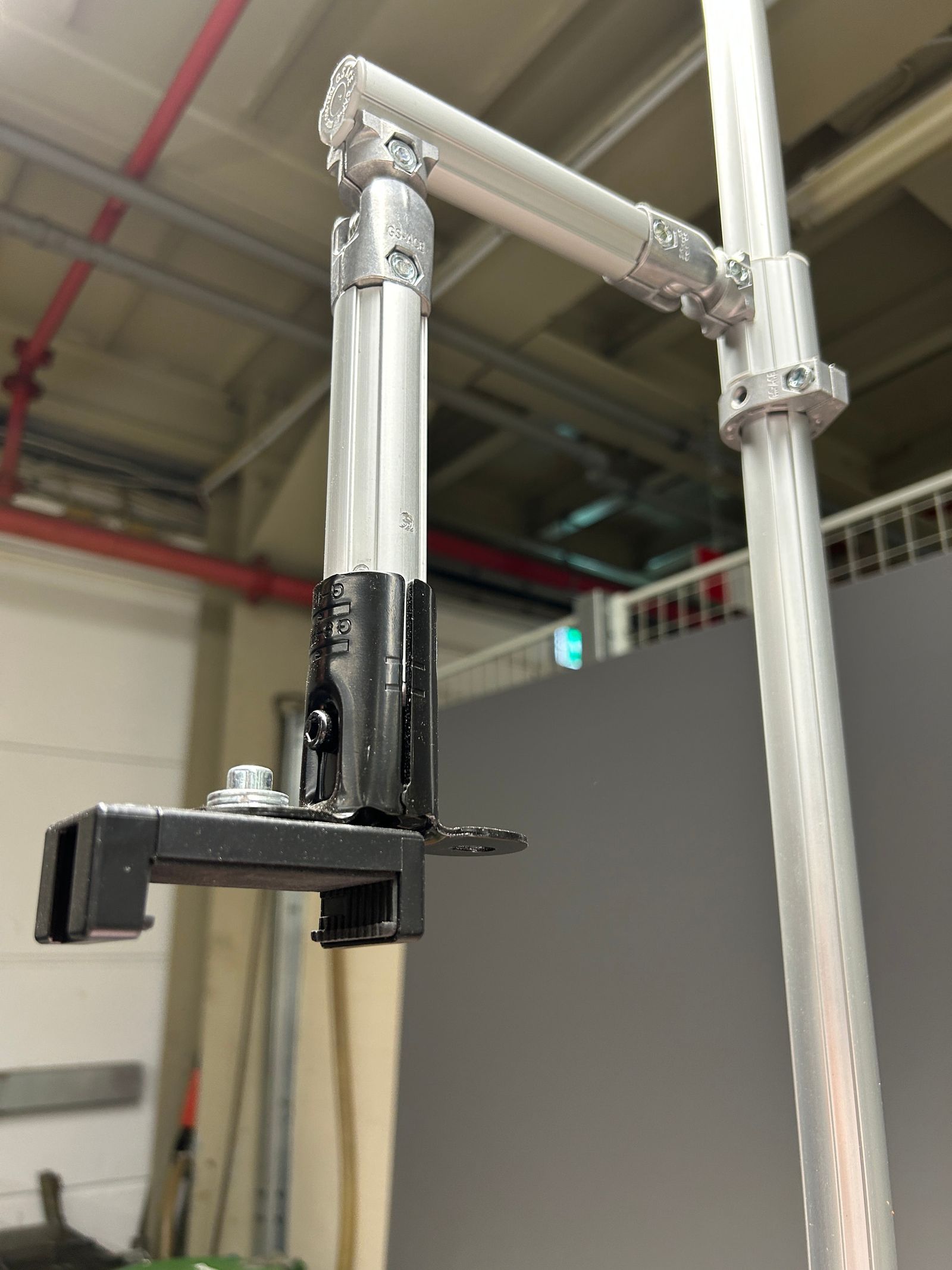 Montage sur profil aluminium Bosch avec support de téléphone.