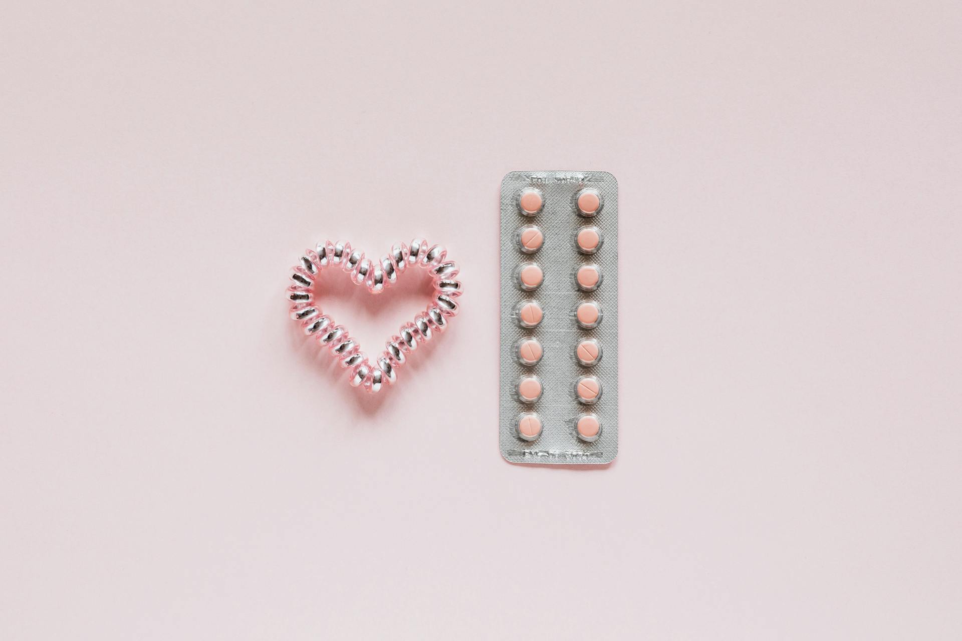 Heart-shaped blister-pack pocket holding pharmaceutical tablets