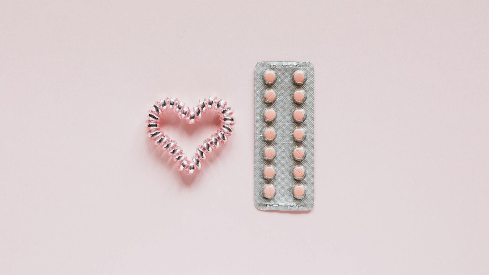 Herzförmige Blistertasche mit Pharma-Tabletten