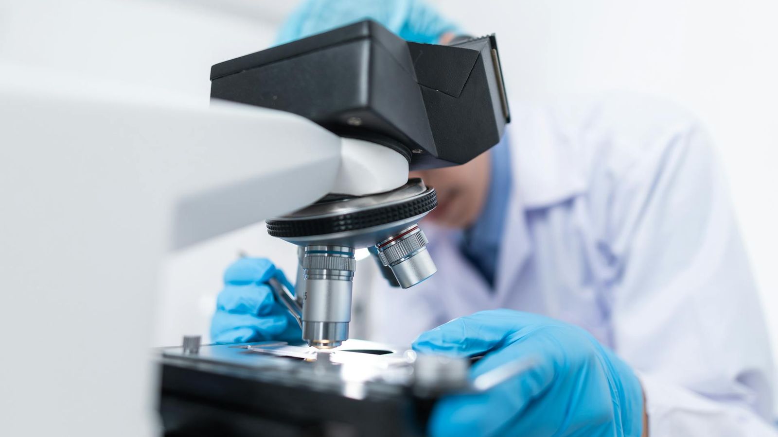 Mikroskop auf einer pharmazeutischen Qualitätsprüfung