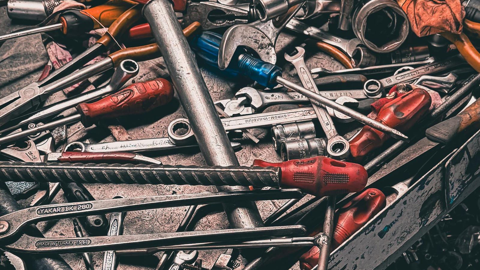 Boîte à outils ouverte remplie de clés, tournevis et pinces assortis