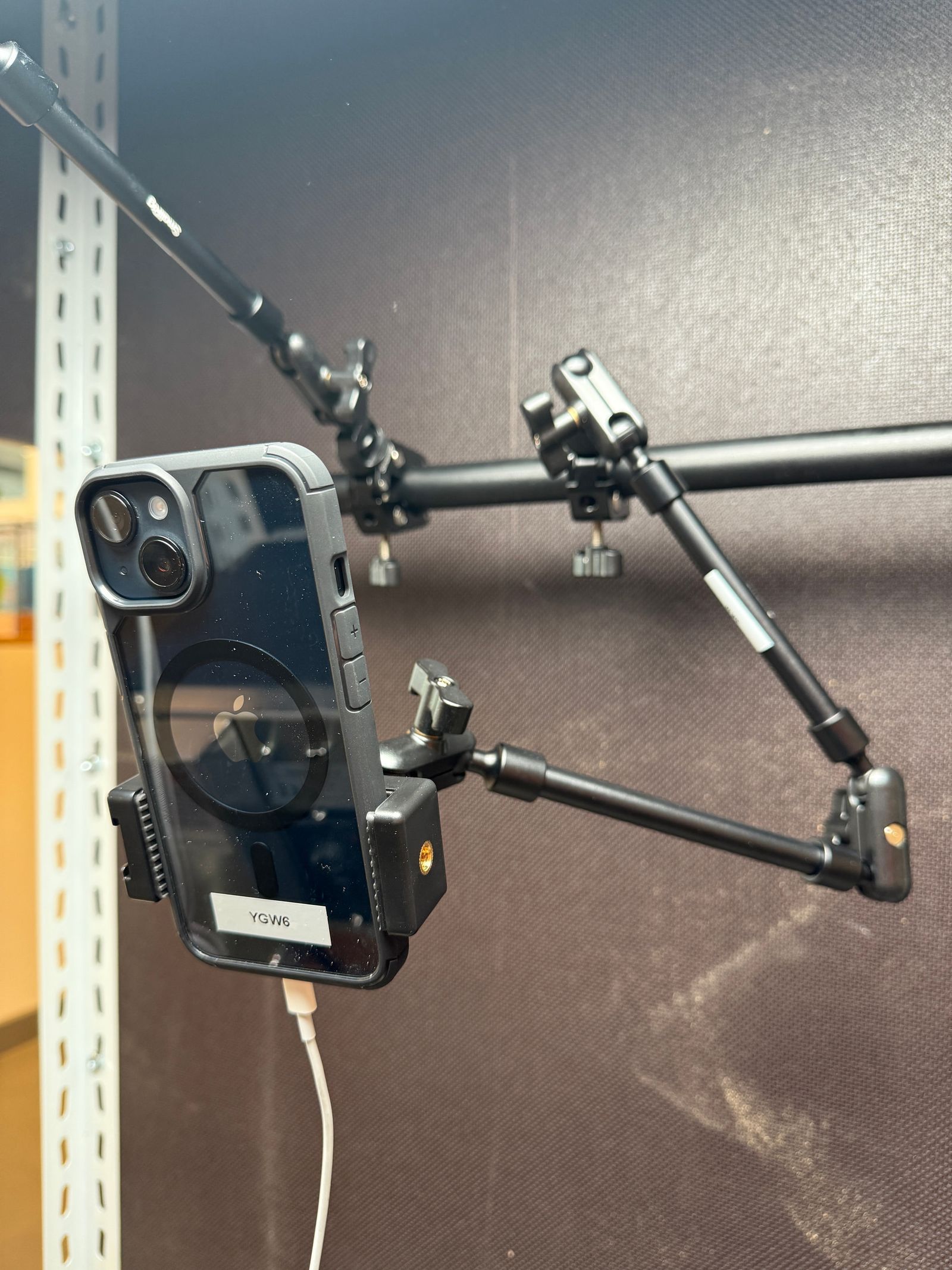 Montage iPhone avec clamp sur une ligne de production.