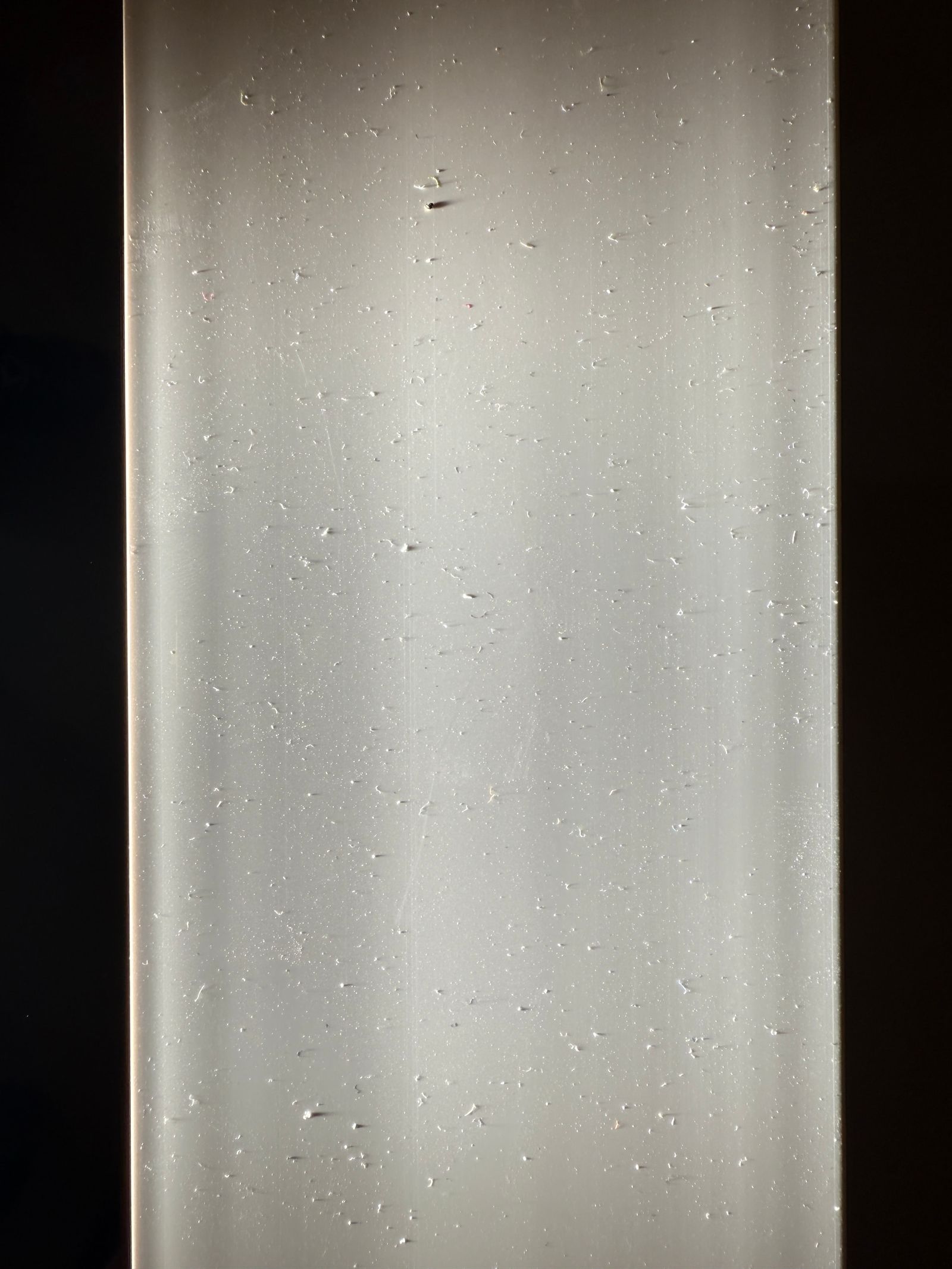 L'industrie de la vision industrielle vend des éclairages à plus de 500 €. La plupart des lignes de production ont besoin d'une couronne LED à 80 € ou d'un spot latéral. Voici ce qui marche vraiment sur un vrai atelier.