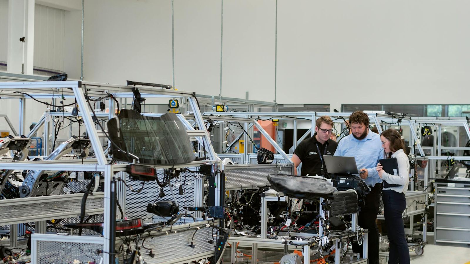 Ingenieure prüfen Werkzeugprototypen während einer Qualitätssitzung
